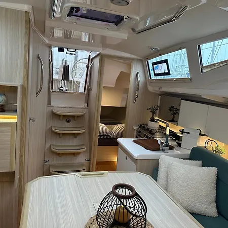 Sur L'eau 船上ホテル ラ・ロシェル