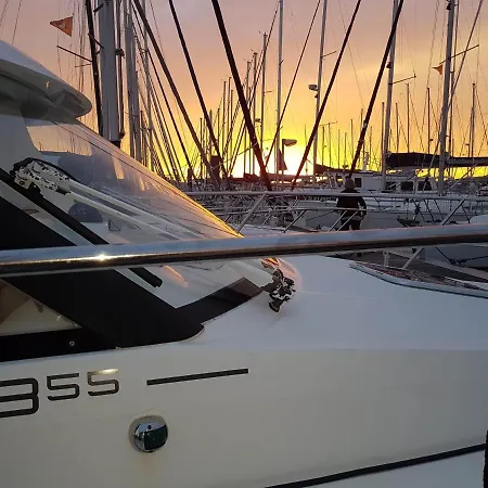 La Rochelle Sur L'eau Botel