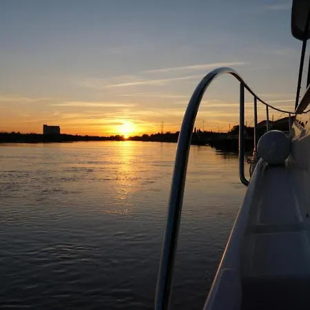 Botel La Rochelle Sur L'eau *